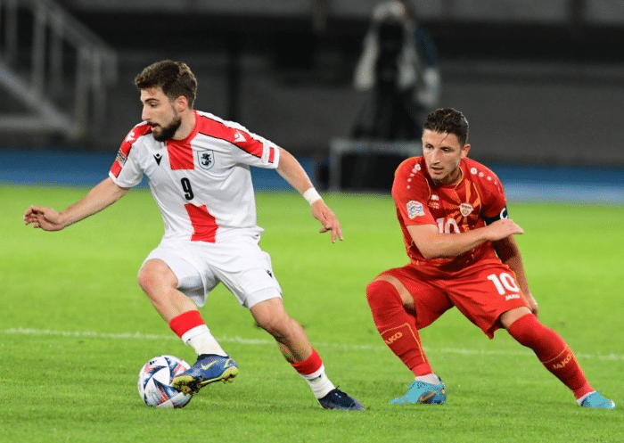 关于英格兰队迎战希腊队，在主场争取胜利的重要时刻的信息