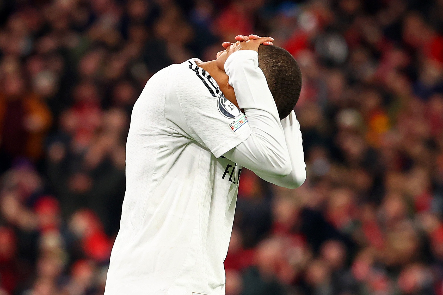 包含阿贾克斯遭遇争议红牌，姆巴佩乘势反超比分完成逆转的词条